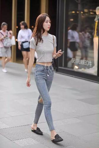 街拍，小姐姐穿着青春又有范，走起路来活力四射，大长腿令人着迷