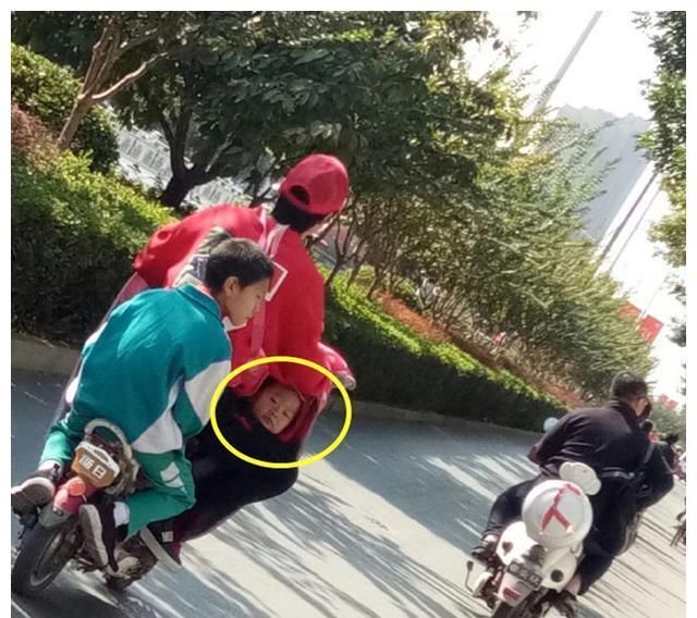  「调侃」装了“真人后视镜”的电瓶车火了，网友纷纷调侃：娃要受不少罪！