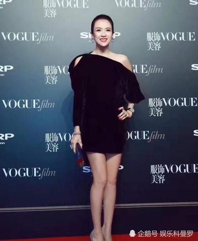 章子怡穿透视装太尴尬，身材太瘦，网友：史上最尴尬的国际章！