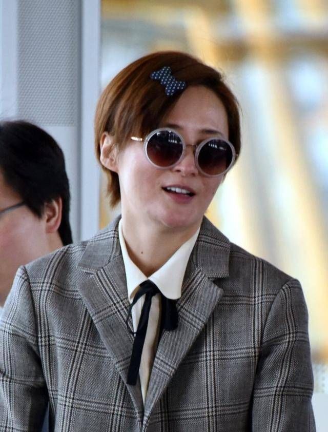 #蒋勤勤#身穿帅气小西服素颜现身似大妈?知道原因后，喷子都无言