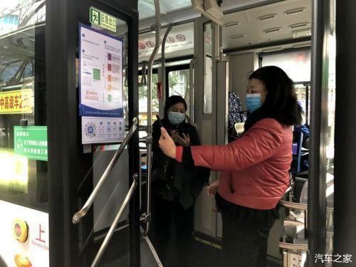  「乘坐公交车」贵阳部分老年人扫不了“健康码”坐车怎么办？公交公司回应了
