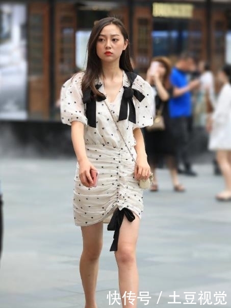  『蝴蝶结』斑点裙美女出街，这蝴蝶结是装饰吗