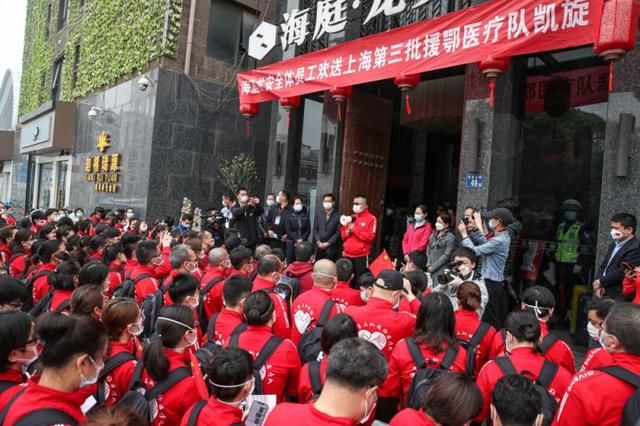  「泪目」上海第三批援鄂医疗队启程返沪，战友送别，场面泪目……