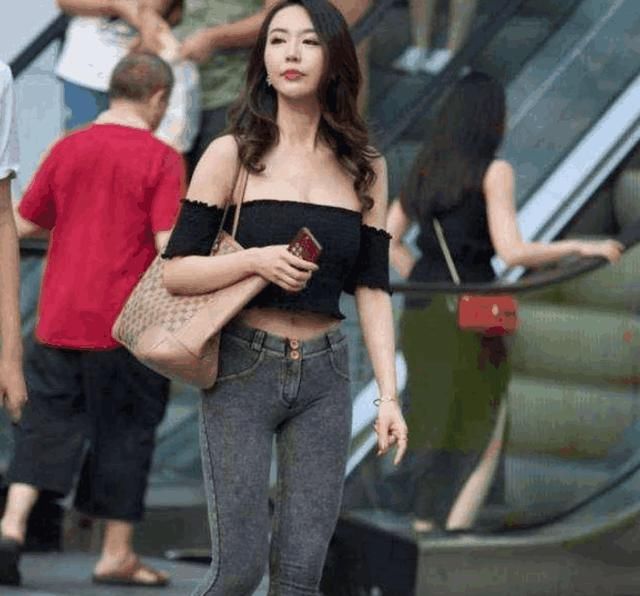 街头穿紧身牛仔裤的女人，发现不一样的美