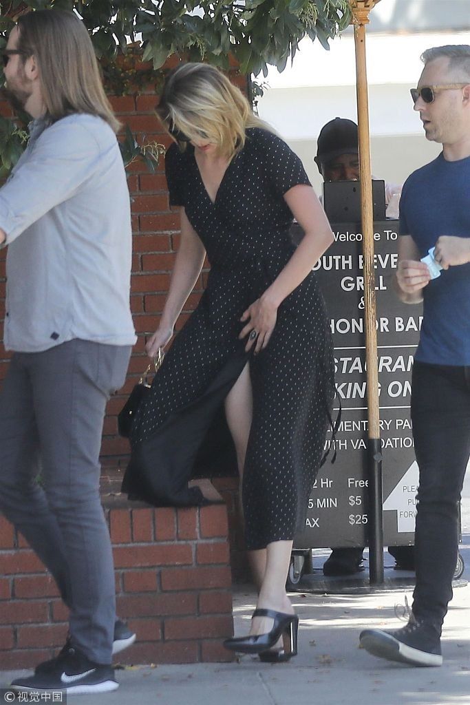 德普前妻艾梅柏高衩连衣裙秀两米大白腿 风吹裙摆险走光惊慌到手