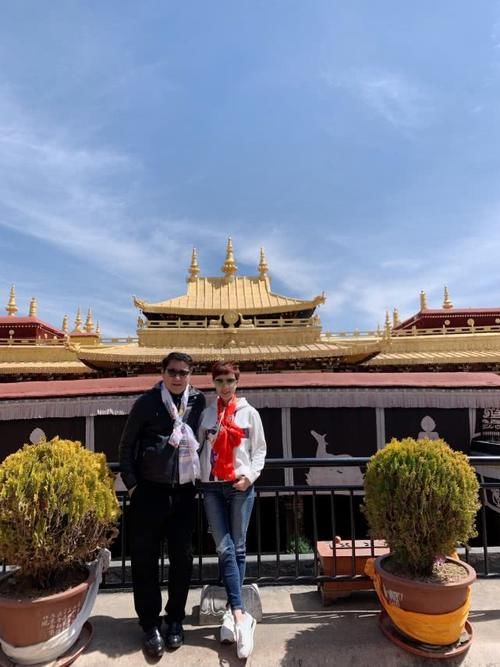 『凹凸』金巧巧身材真好!穿嫩粉色典雅旗袍秀凹凸好身材,富豪老公像陪衬