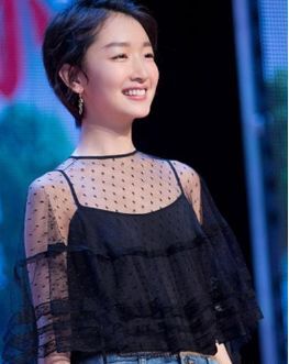 本以为穿吊带装的周冬雨够清纯了，直到看到鞠婧祎，彻底服了！