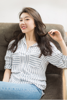 肖垚曝“阳光味”写真 纯净眼眸浸染俏皮可爱