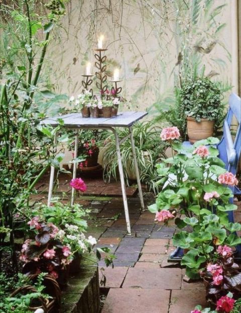 庭院不需太奢华，或一盆花，或一个老物件就能让庭院惬意起来