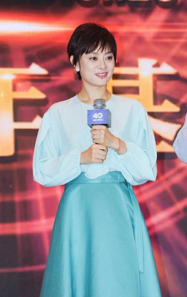 孙俪的气质清新脱俗，只要穿浅色调衣服，看着都很舒服!