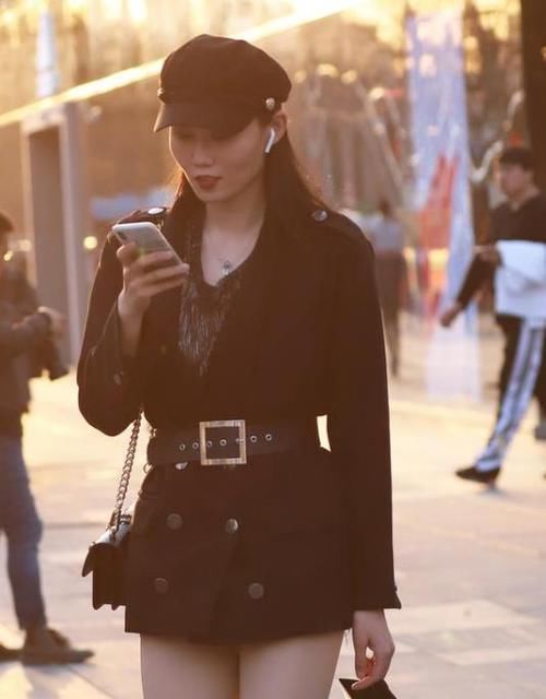  『蓝色』美女时尚街拍：身材高挑的美女，一件白色一字肩配蓝色牛仔裤，都市丽人范