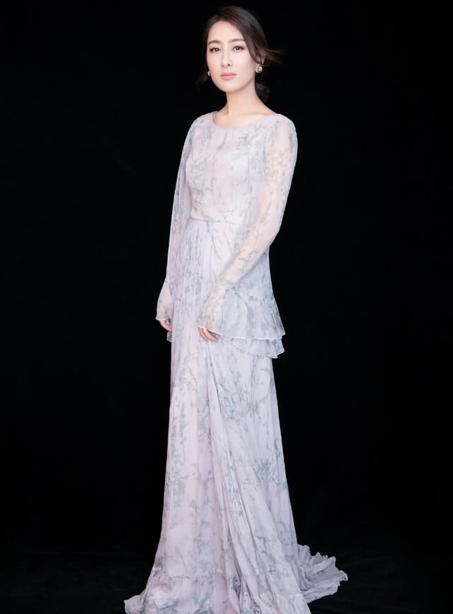 马苏穿搭还真是个性,像偷穿了老大爷的练功服,却看着挺养眼的!