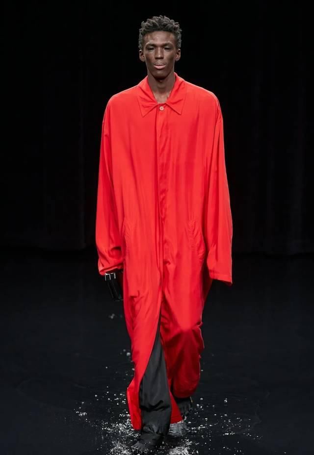  「水上」“黑色”包裹的灵魂?：巴黎世家Balenciaga的水上发布会