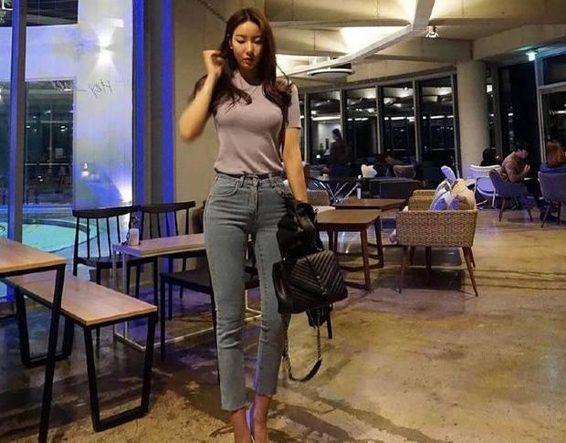 路人街拍，时尚的热裤小姐姐，小腹平平身材很好