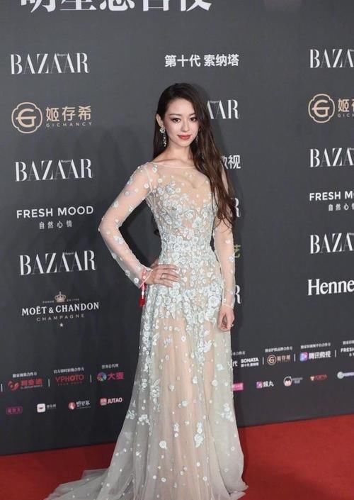  裙携：吉娜终于不穿针织衫，穿金色刺绣裙携夫亮相，丝袜配鱼嘴鞋太土气