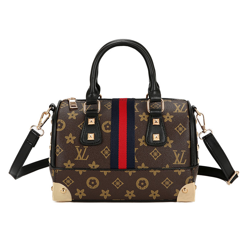 为什么很多女人，出门逛街会拎一款这样的女包?款款精致又简约~