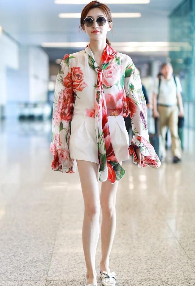 江疏影霸气亮相，最显眼的不是碎花衬衫，而是白皙的“筷子腿”!