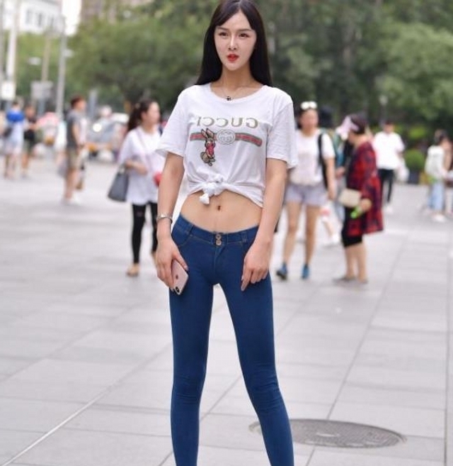 皮肤|街拍:嫩黄色非常显眼好看,把小姐姐的皮肤衬托得白里透红