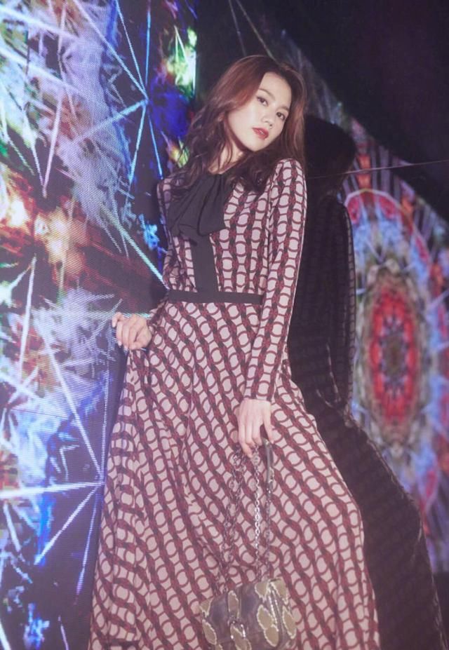 周秀娜造型一学一个准,满屏都是高级感,这个秋天有的穿了