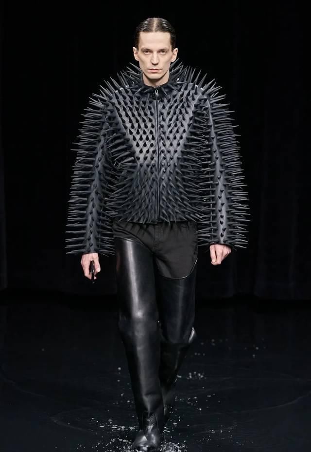  「水上」“黑色”包裹的灵魂?：巴黎世家Balenciaga的水上发布会