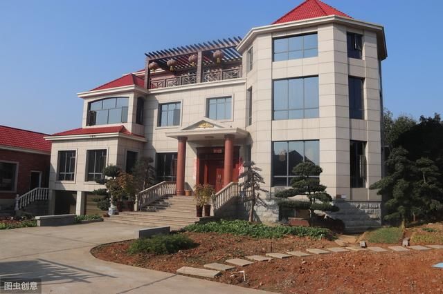 “房价还能大涨，三四亿农民等着进城！”“别傻了，他们有房！”