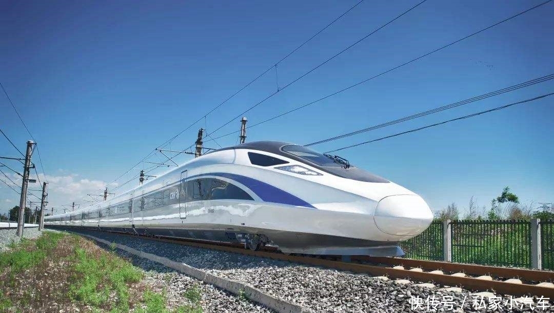 一条贯穿我国南北的高铁线，全长约2300千米，预计2025年底前建成