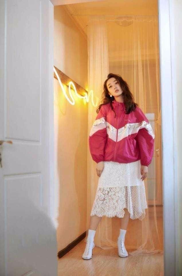 蒋梦婕现身机场T恤配短裤，腿长惊人，网友：还是裤子太短了？