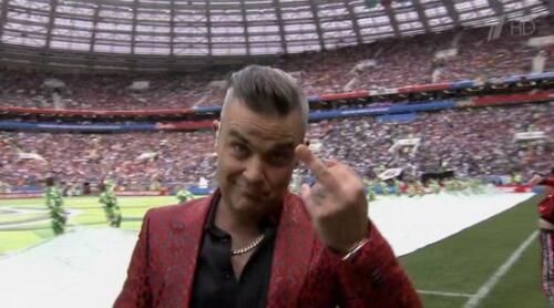 超模吃饭被偷拍,不仅竖中指且花样百出