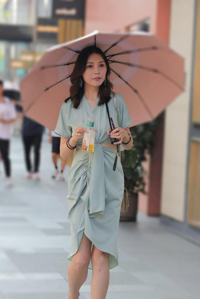 『小姐姐』路人街拍,连衣裙小姐姐,网友:小姐姐的腿还是蛮好看的