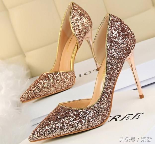 这种高跟鞋的高度最好不要穿，否则会丑死在大街上的