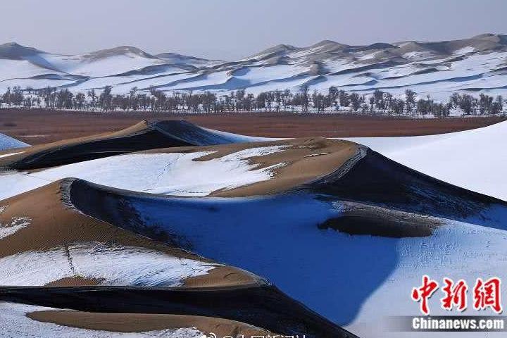 新疆大沙漠下雪美如画！网友：沙漠都下雪了北京为啥还不下？