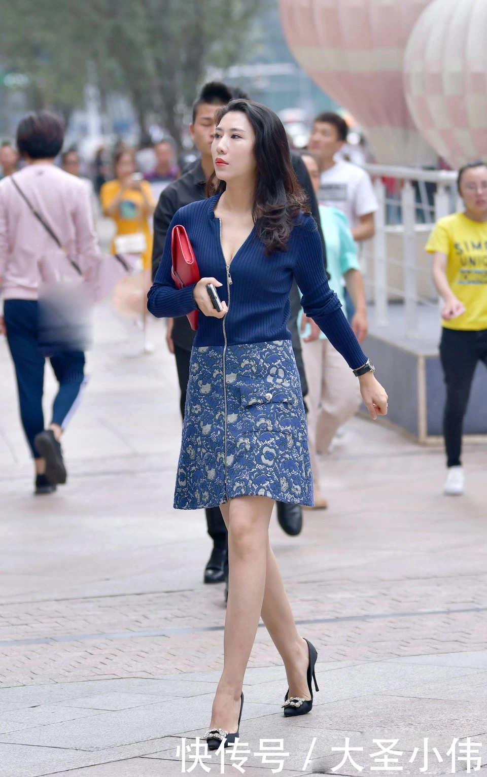 「美女」美女街拍:你以为美女是长袖衫搭配半裙,那你就大错特错了!
