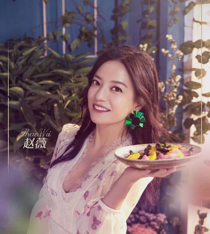 瘦下来的赵薇气质真好，穿印花裙撞上舒淇，居然一点儿都没输！