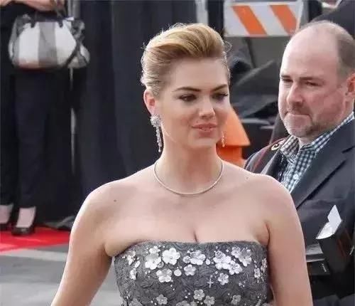 奚梦瑶 T 台走秀又崩了?这个部位不注意,夏天穿衣很尴尬