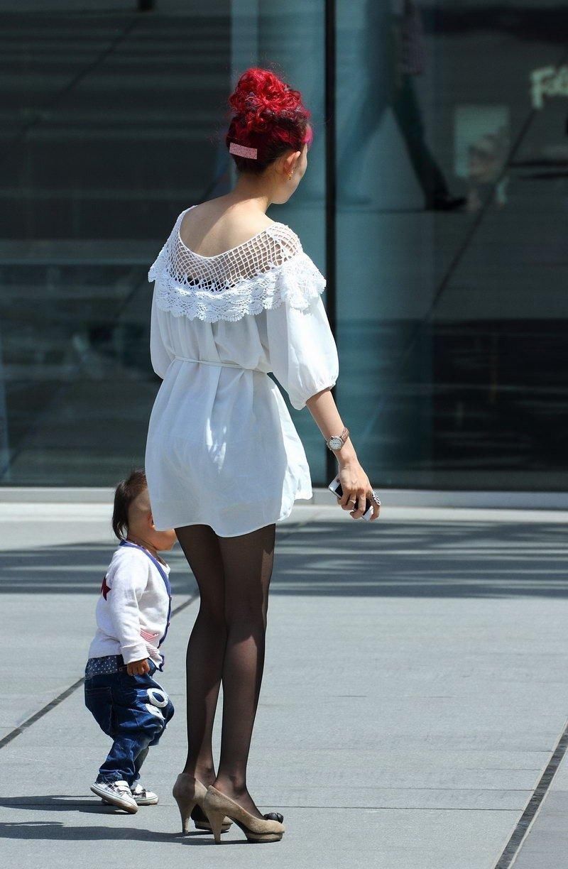 百货广场街拍美腿少妇，双腿纤细如竹竿！