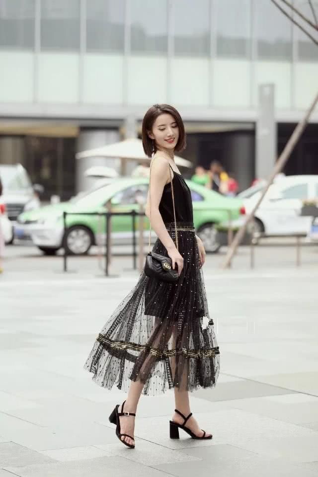 『带着一』美女街拍:女生高跟鞋时尚又美丽,让女性带着温柔的气息