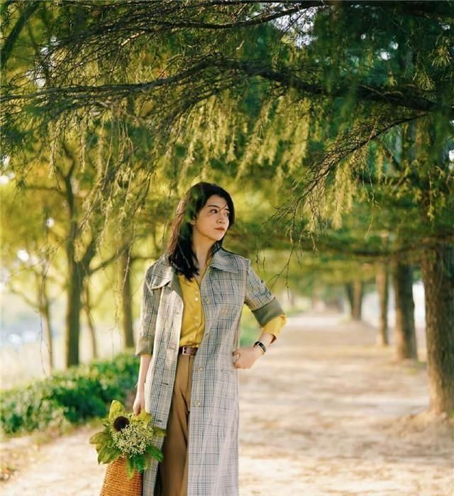 「选择穿条」春天穿风衣别配小脚裤,很土!看看三木博主的穿搭,每天都不重样