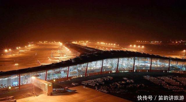 这个机场每天有1600多架飞机起飞，平均1分钟一架！