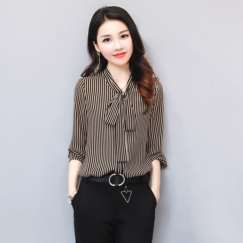 难怪妈妈中秋不穿裙回家!穿这新款小衫，洋气显年轻，哪有58岁