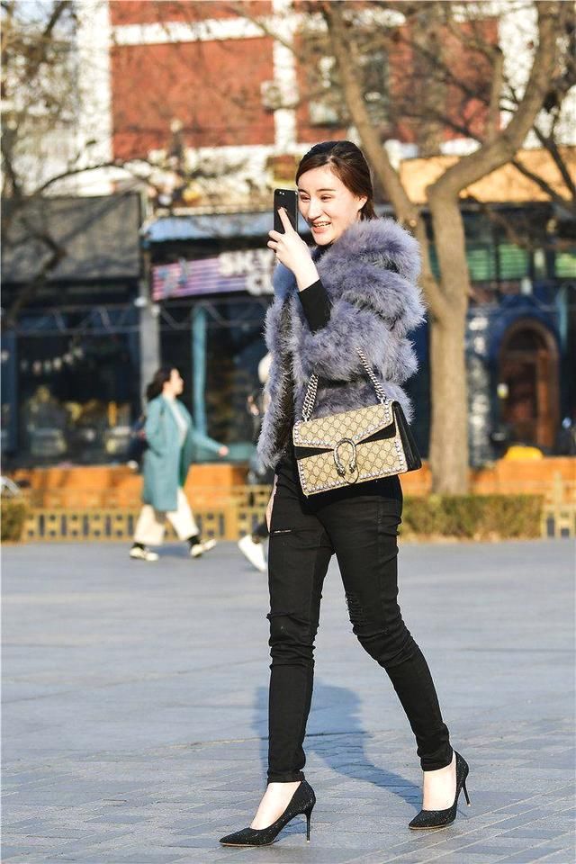 街拍：时尚地标三里屯，小姐姐玩自拍，非常兴奋