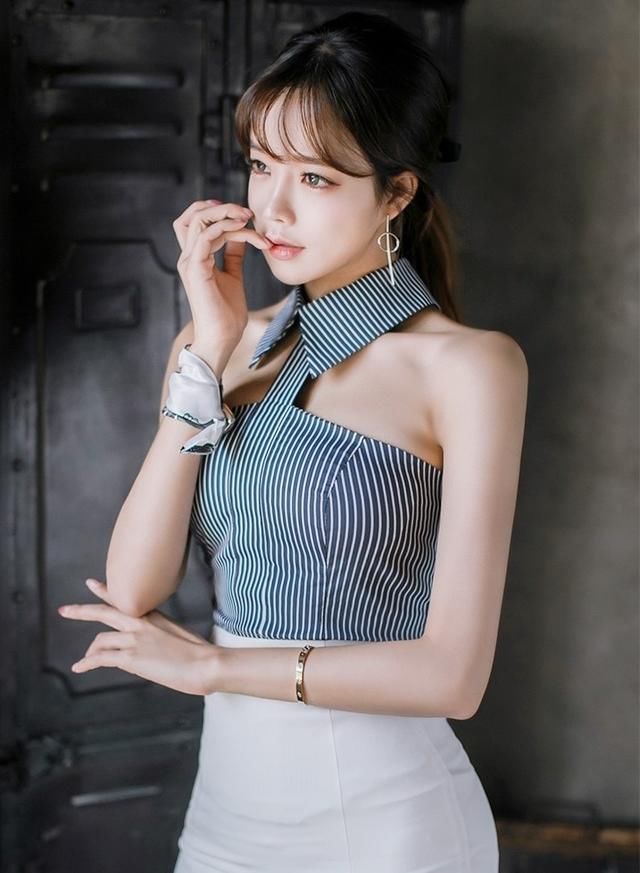 果冻拼接包臀裙，美女的手上绑了一个丝带，是不是欲盖弥彰呢