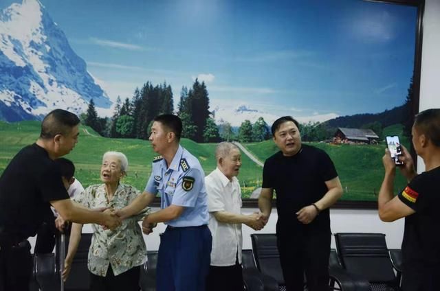 电影《上甘岭》英雄原型人物”王清珍”在湖北孝感过“八一”