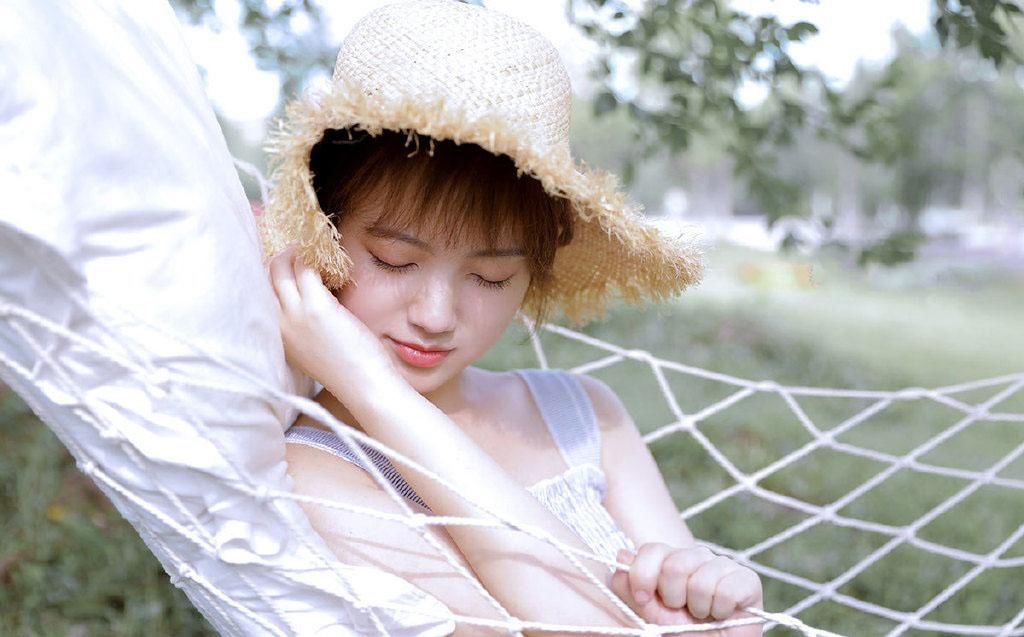 气质大眼美女吊带连衣裙性感户外旅拍图片