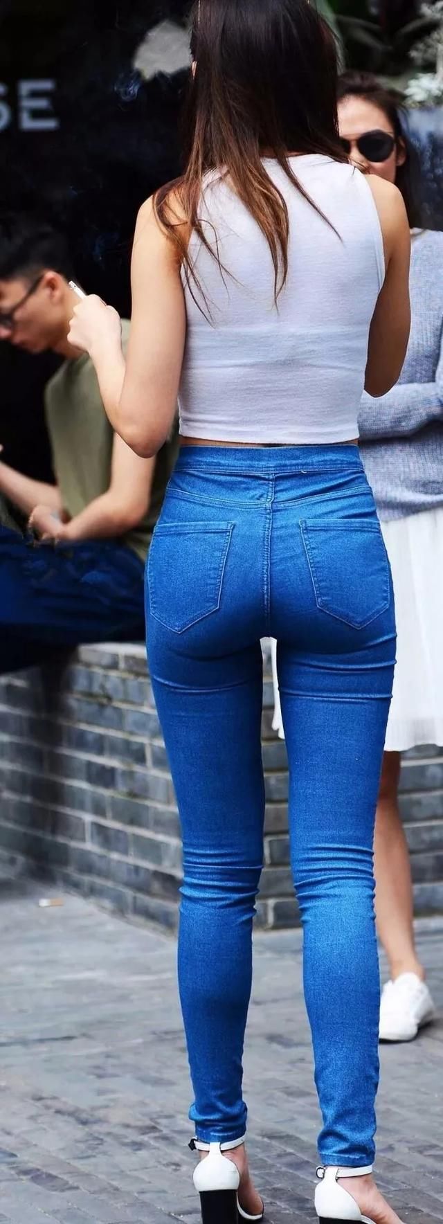 街拍美女:漂亮的牛仔裤美女，背影更漂亮
