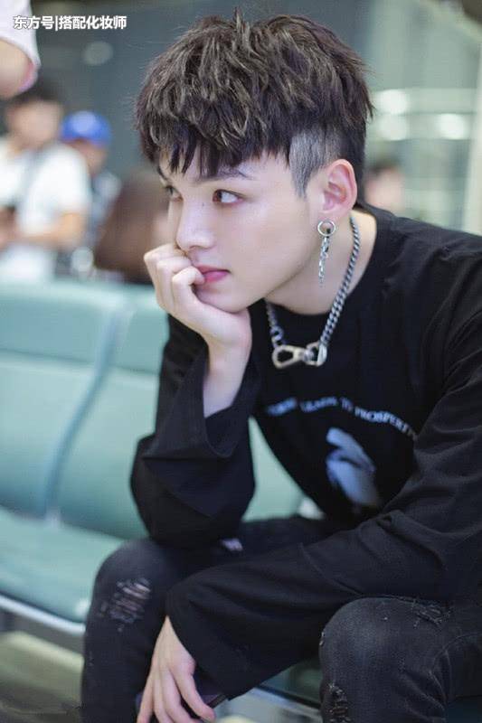 朱星杰出门又是化妆，又是戴耳坠，还把钥匙扣挂脖子上了！