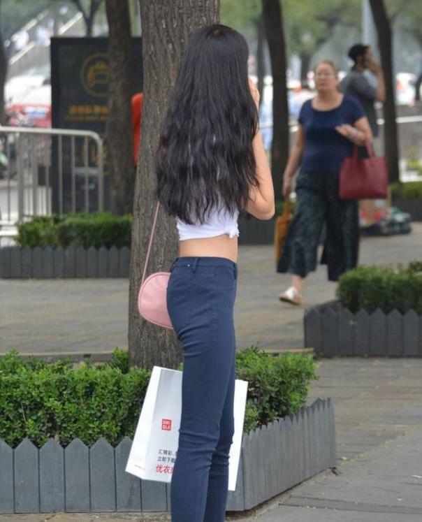  风范■街拍：身材高挑的美女，一件酒红色的连衣裙，时尚魅力风范