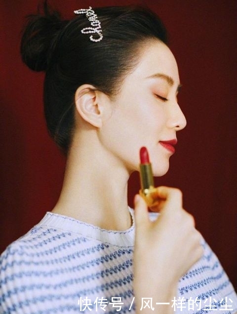 刘诗诗为Chanel口红新品代言,丸子头搭条纹上