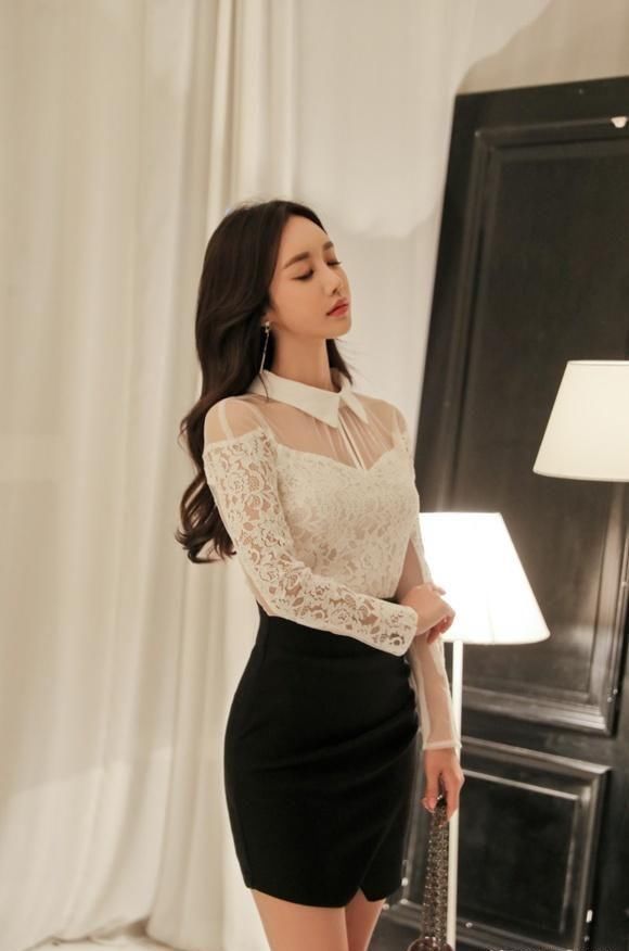  美女■街拍：大方典雅的紧身裙美女，显现迷人的姿态