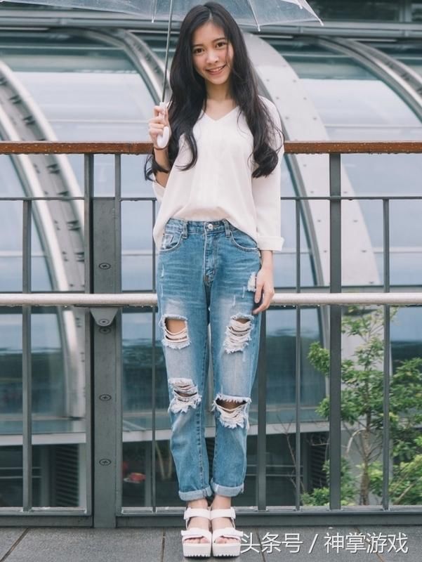 牛仔裤里的美腿是最吸引人注意力的诱惑，夏天穿起来清凉又性感