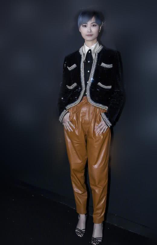 李宇春过分了哈！这种裤子都敢穿，网友：确定是腿精本人了